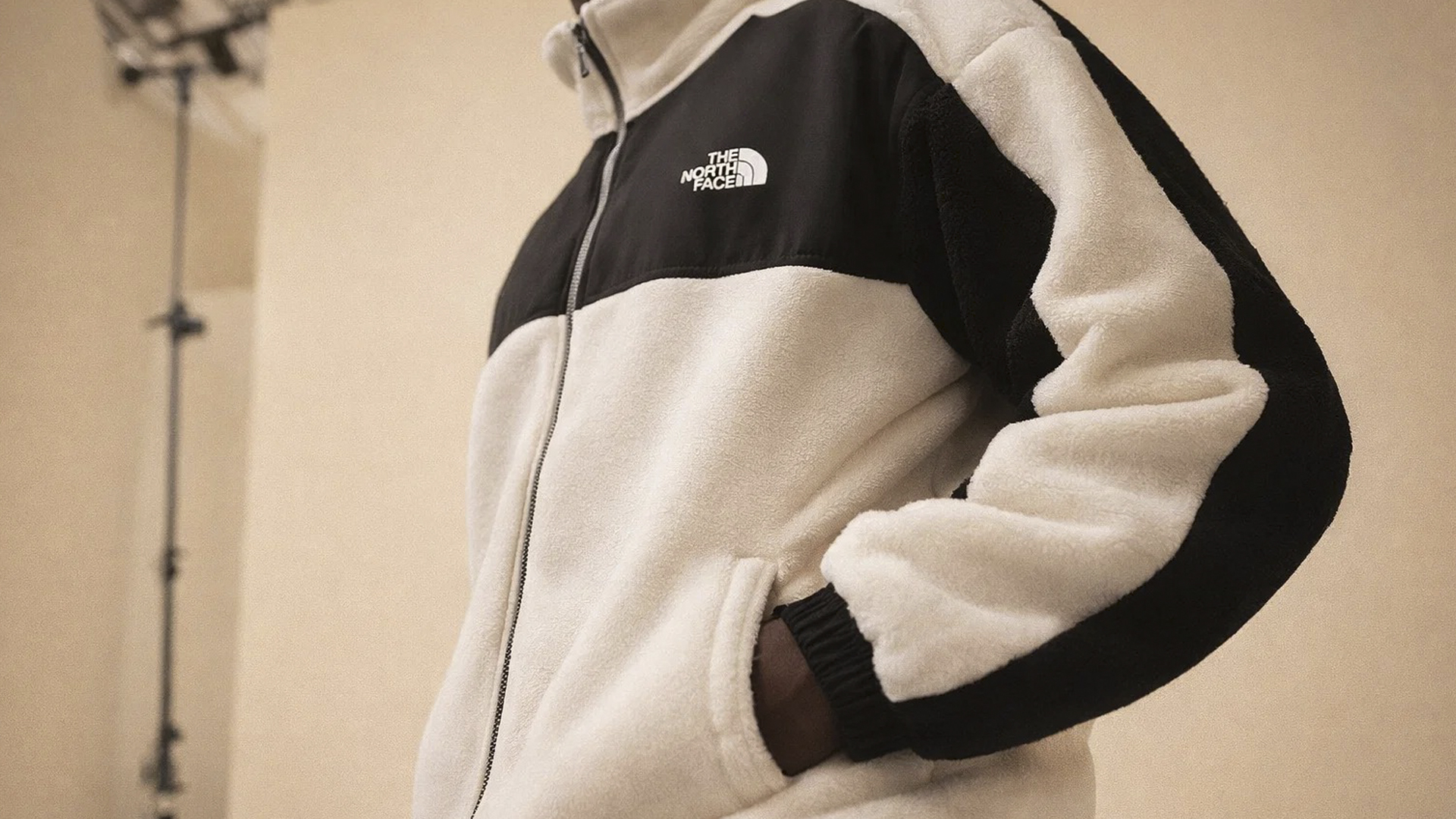 Олимпийка и джинсы: как создать стильный casual-образ