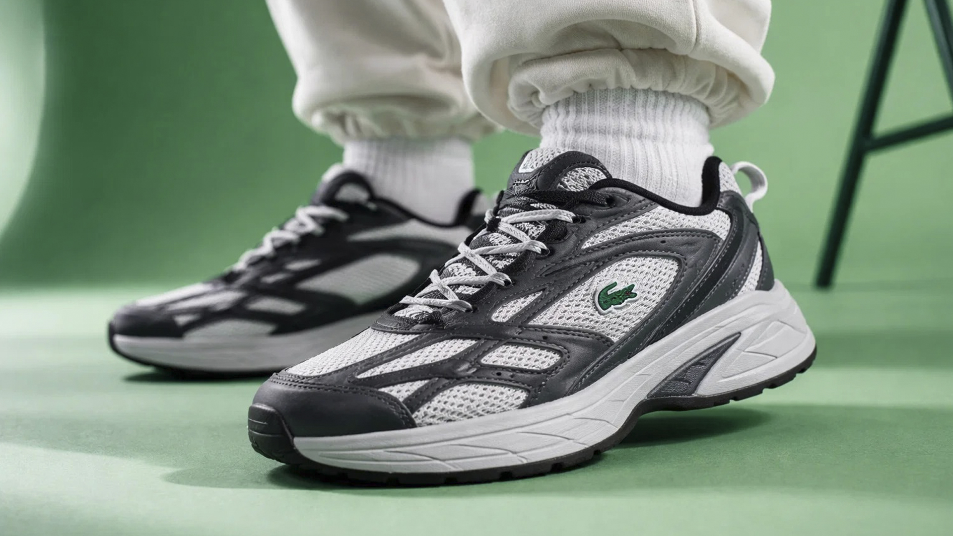 С чем носить кроссовки Lacoste мужчинам и женщинам