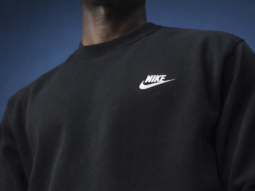 Свитшот + кроссовки: универсальные формулы образов