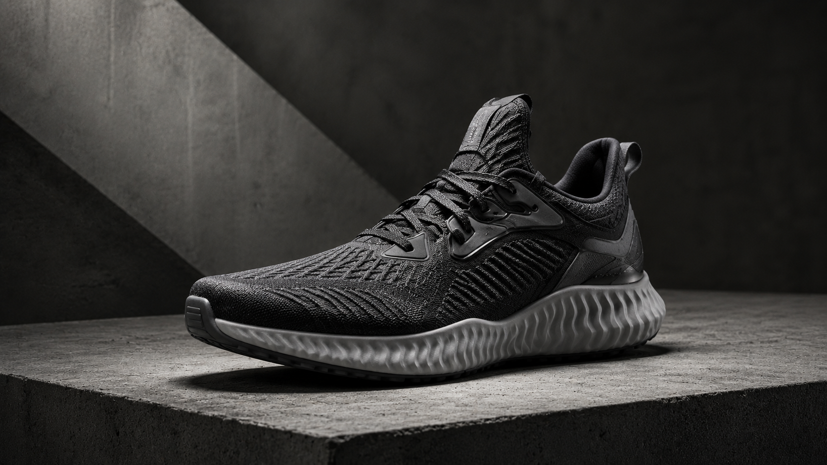 Крупный план сетчатого верха и амортизирующей межподошвы adidas Alphabounce