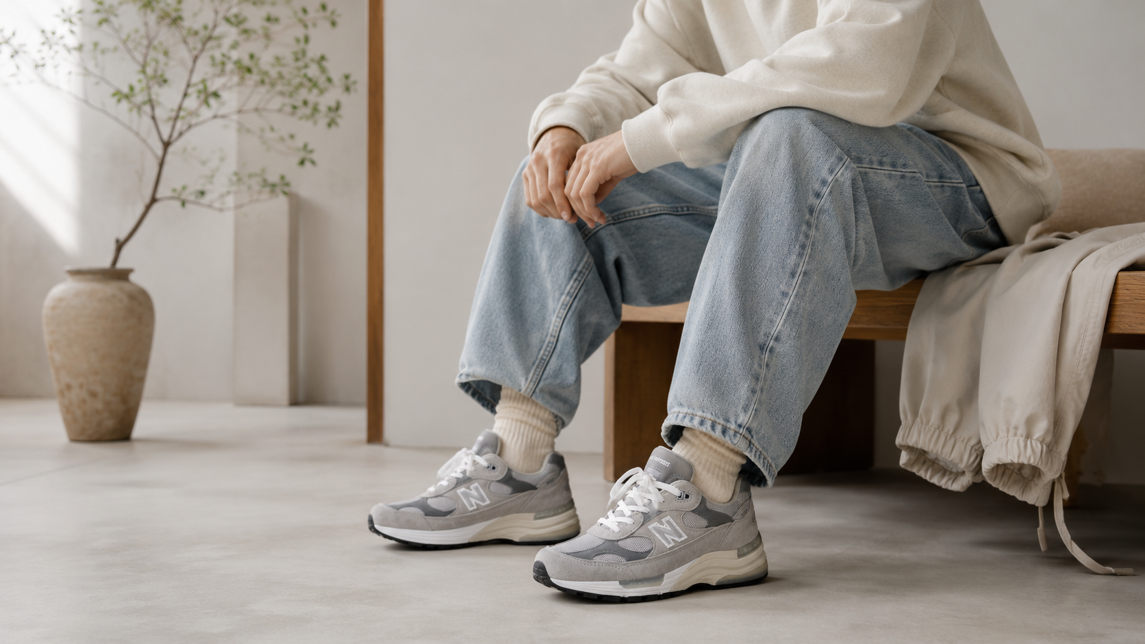 New Balance 992 в повседневном образе с широкими джинсами