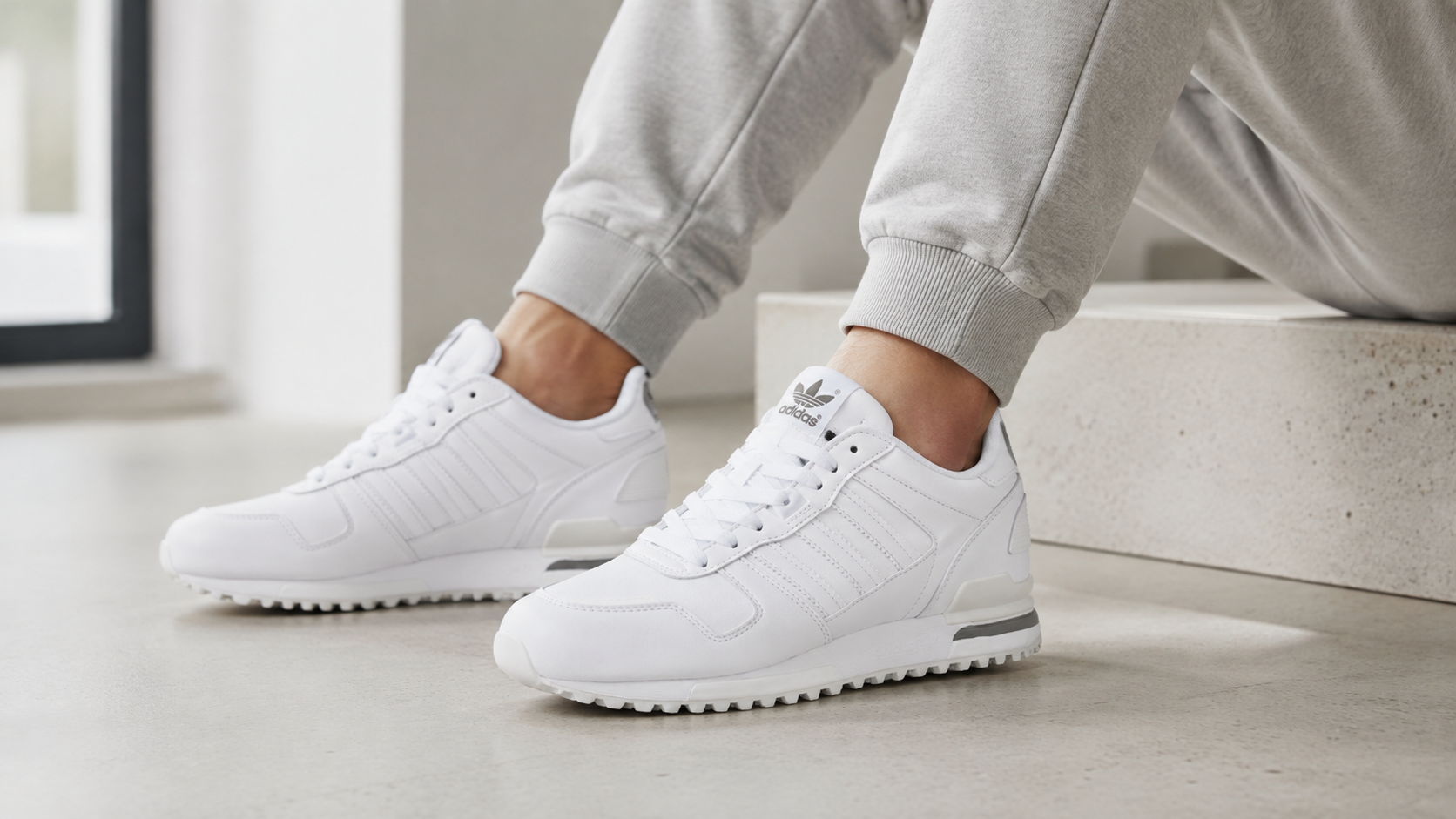 Белые adidas ZX 700 SKU 3177 в повседневном образе