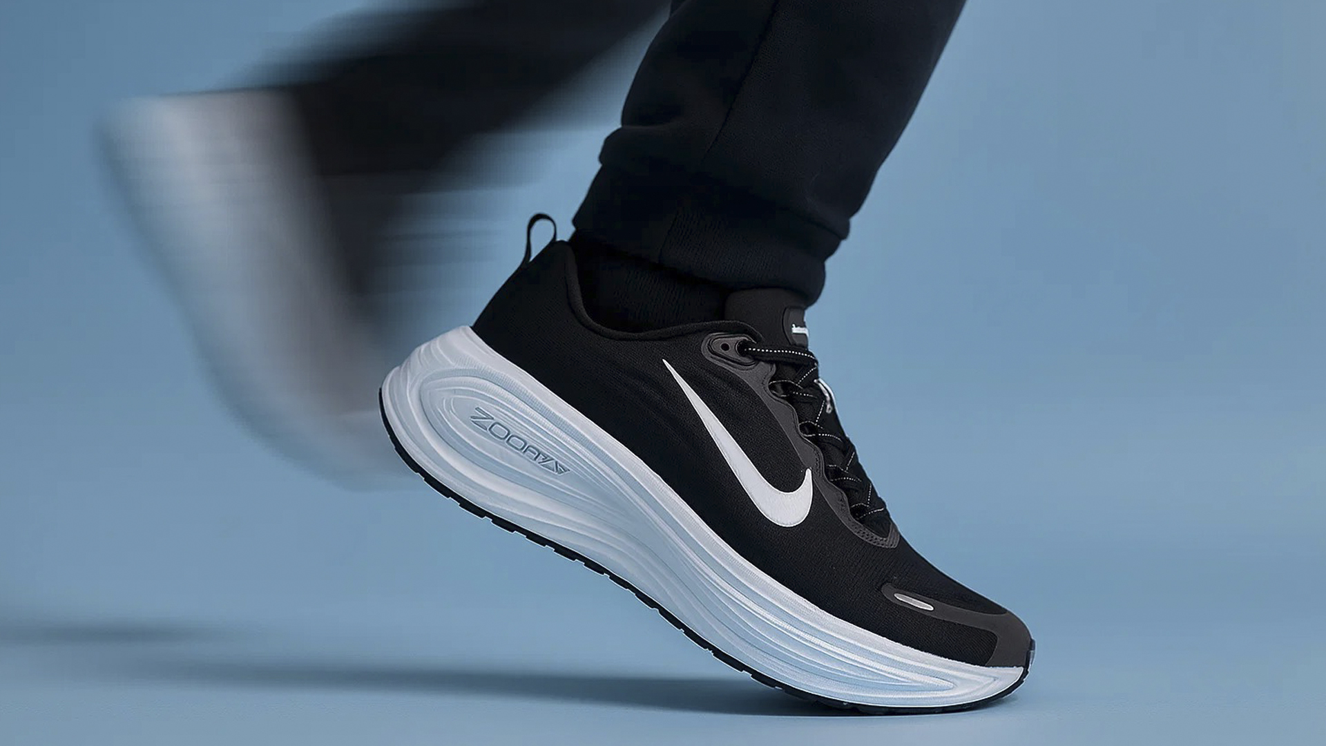 Удобные беговые кроссовки Nike Vomero 18 для мужчин 