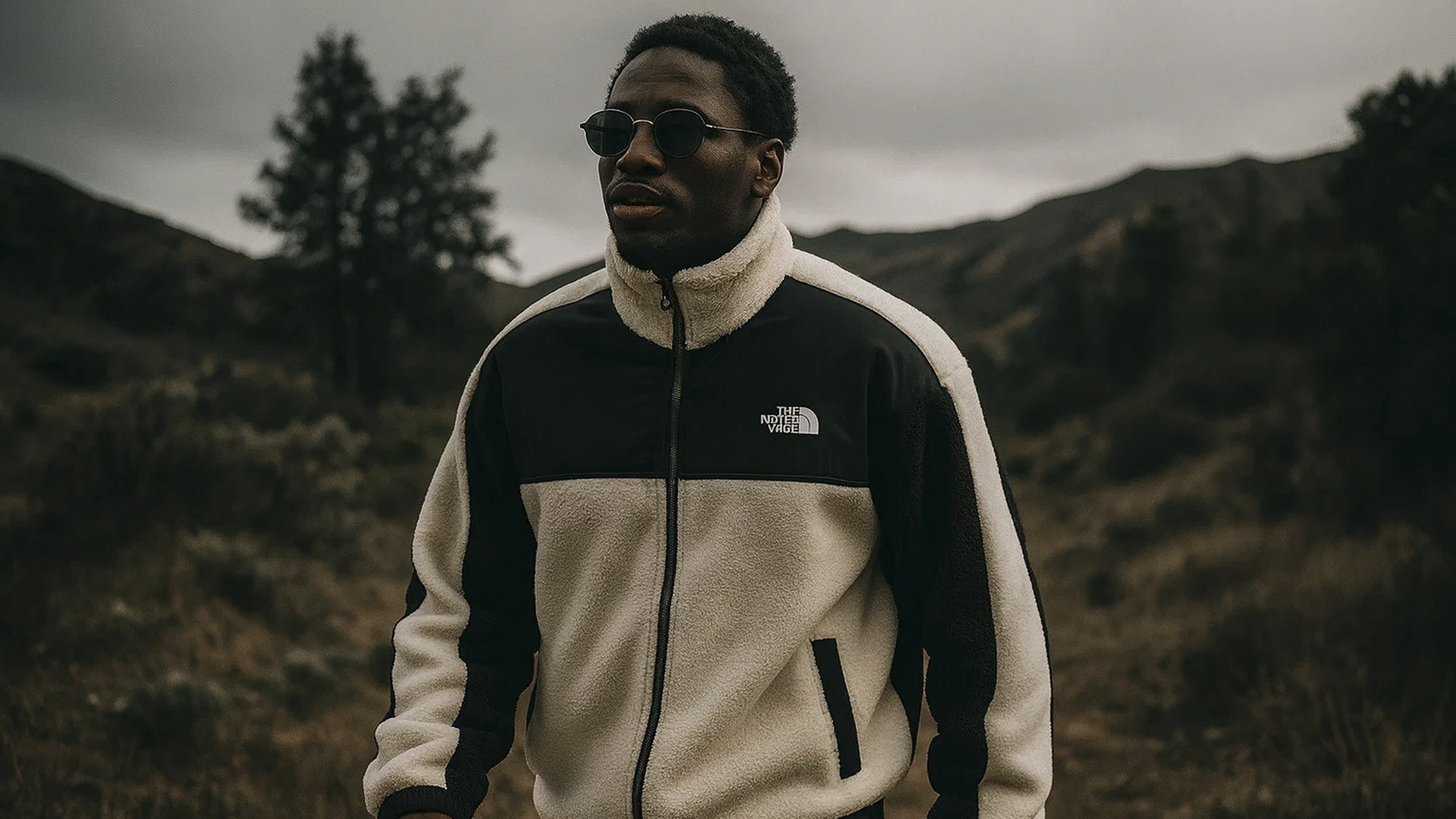 Как сочетать олимпийку с джинсами, джоггерами и карго: универсальные образы